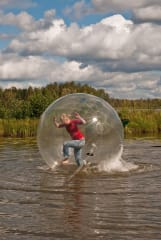 Kuplapallokävelyä veden päällä