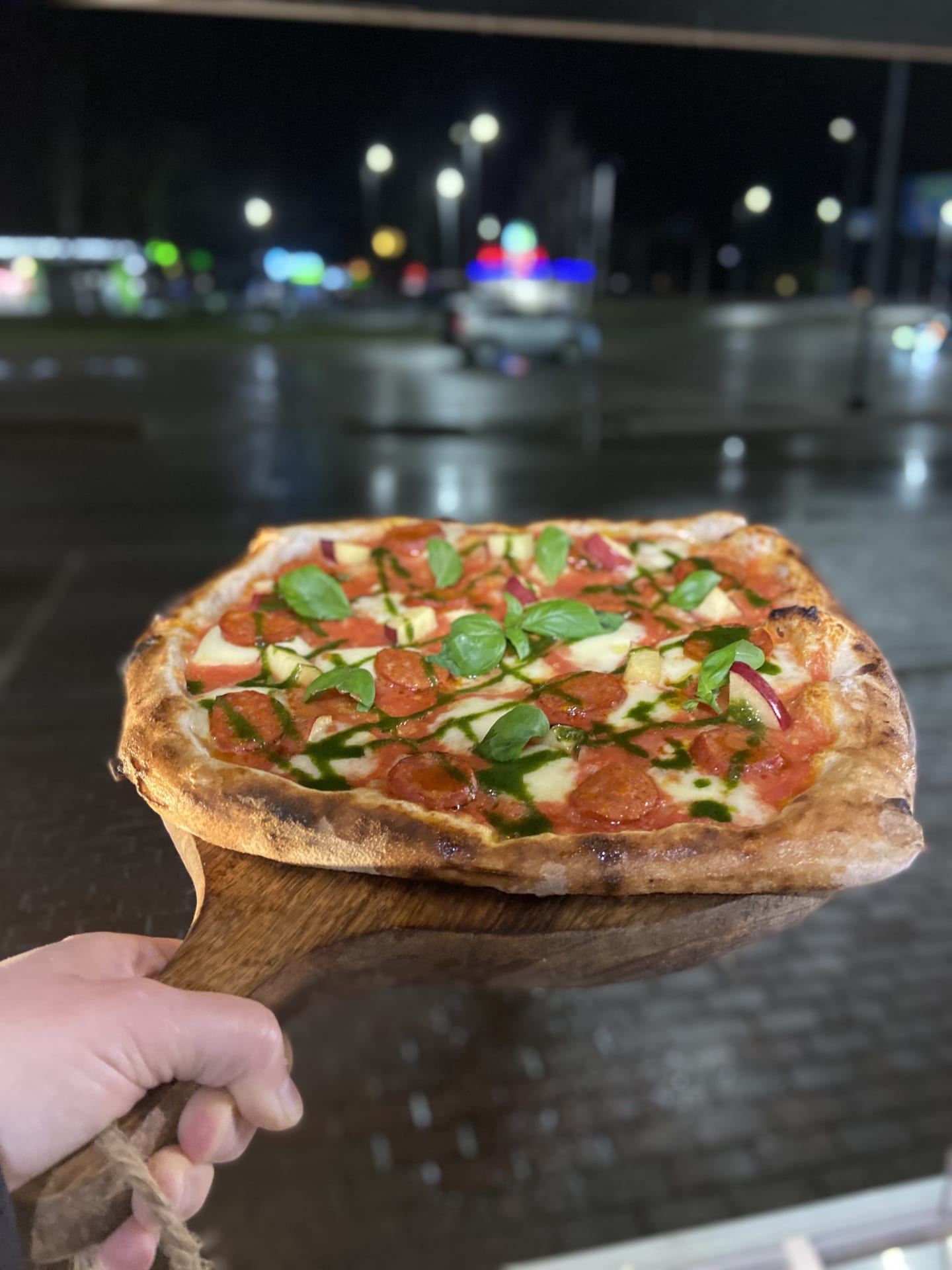 Karitsa Chorizo pizza Metsäketun Pizzerian Take-Away ruokakärryllä