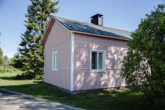 Hiliman mökki on väritykseltään roosa.