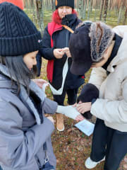 Lapsi sitoo sideharsoa ystävän käteen ensiaputehtävässä