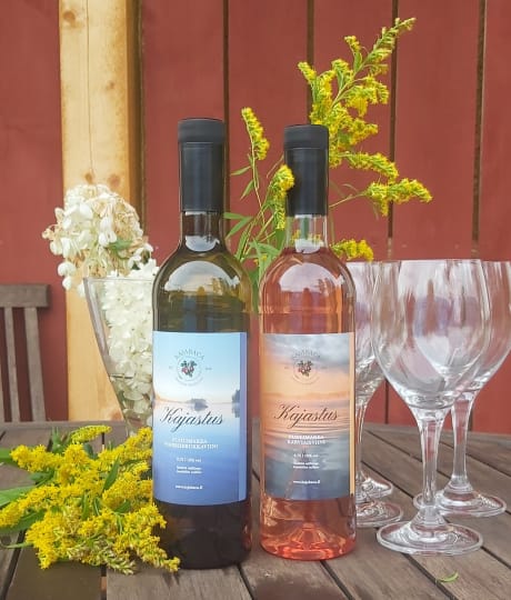 Kajastus-viinejä Kajabacan terassipöydällä