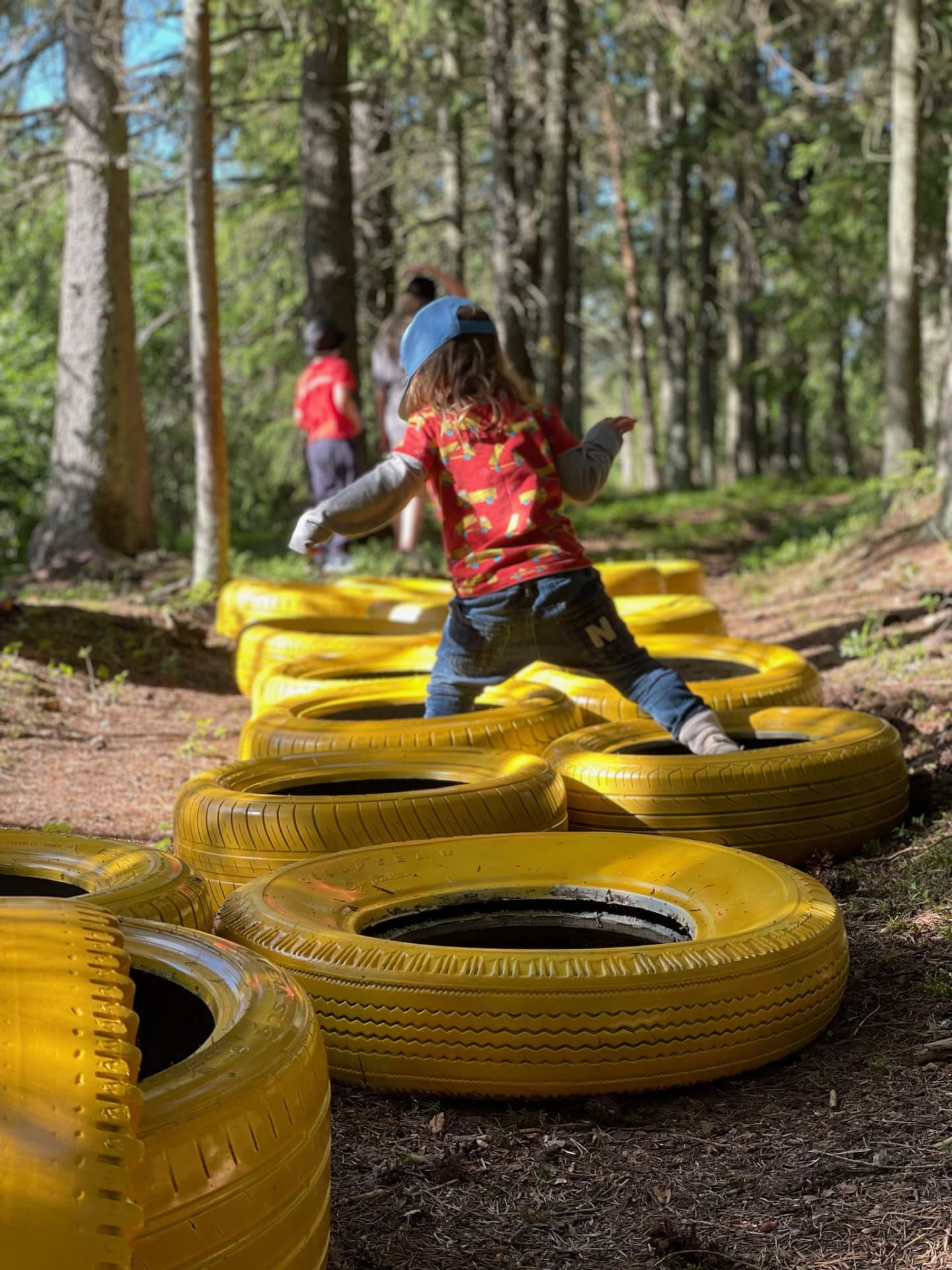 Lapsi Metsäketun Kievarin Metsäseikkailuradalla