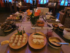 alkuruokia herkkupöydästä