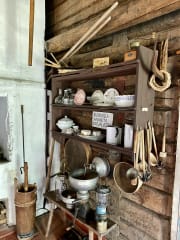 Karjalaisten museon keittiövälinehyllykkö