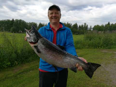 Uistelija on saanut ison järvilohen Mäntyharjun Korpijärveltä. The angler has caught a big lake salmon from Korpijärvi in Mäntyharju.