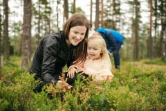 Nainen ja lapsi poimimassa marjoja Haralanharjulla