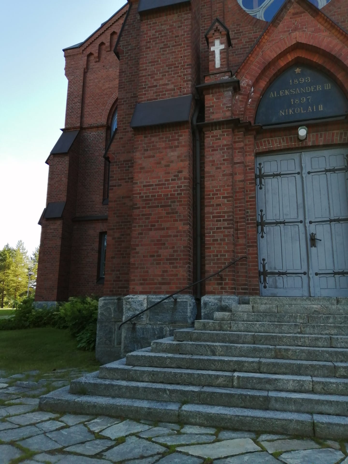 Nurmeksen kirkon etuovi.