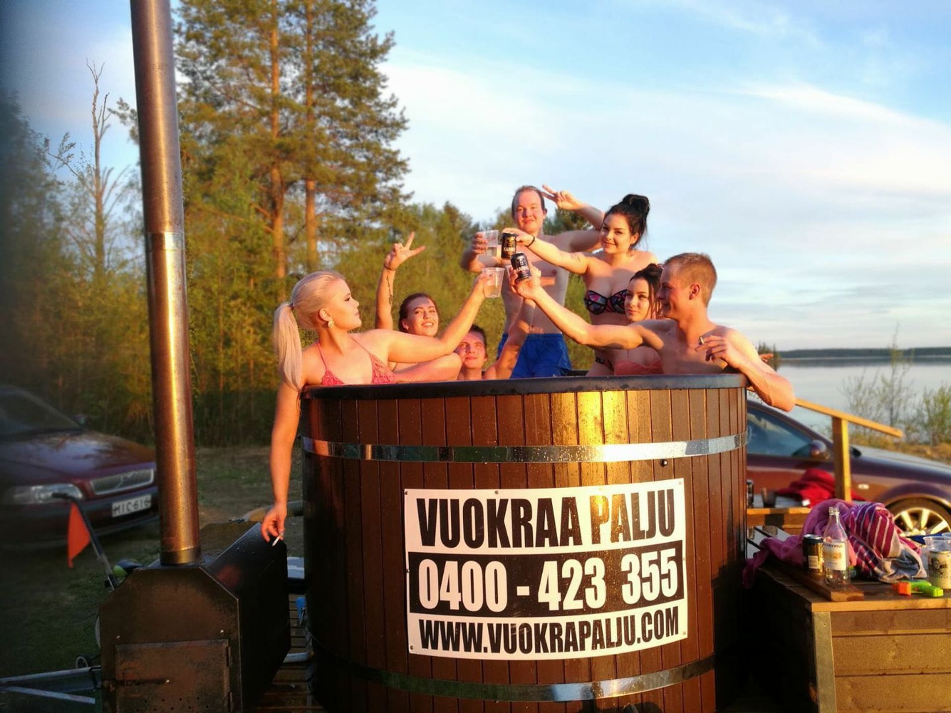 Kaverit kesällä paljussa