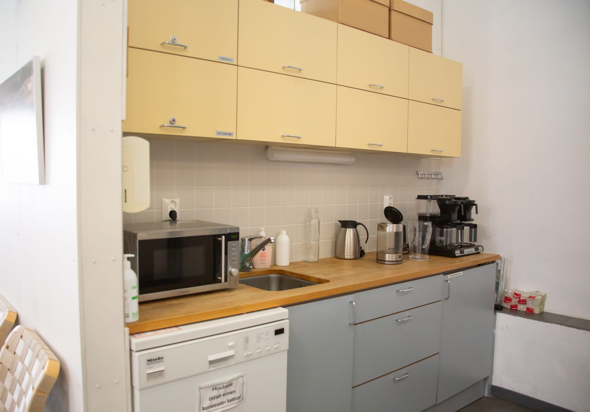 Kivipirtin kokoustilan keittiö Kivipirtin kokoustilan keittiö