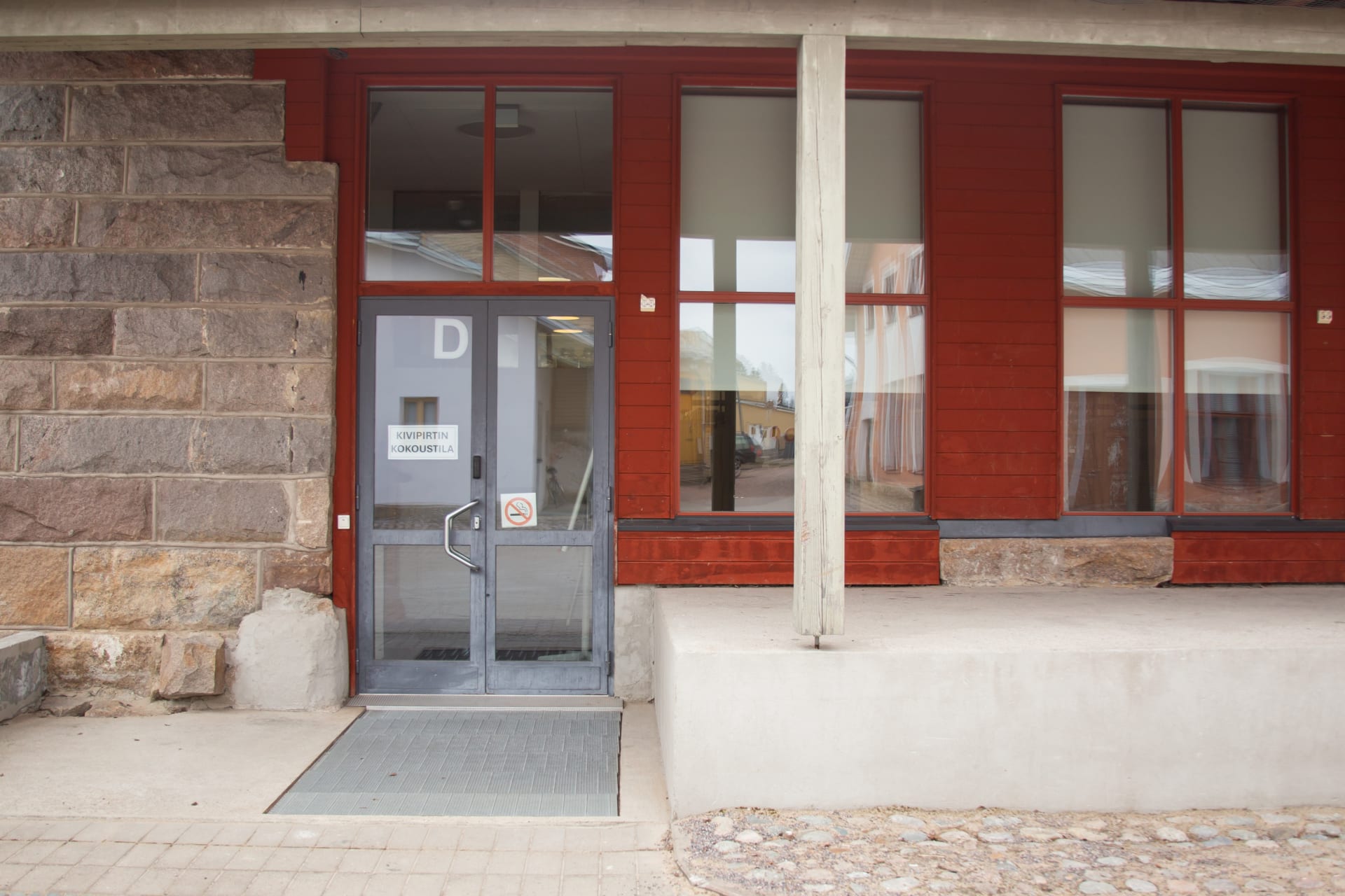 Kivipirtin kokoustilan sisäänkäynti ulkoa Kivipirtin kokoustilan sisäänkäynti ulkoa