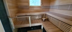 Tilava sauna, josta ikkunat suoraan järvelle