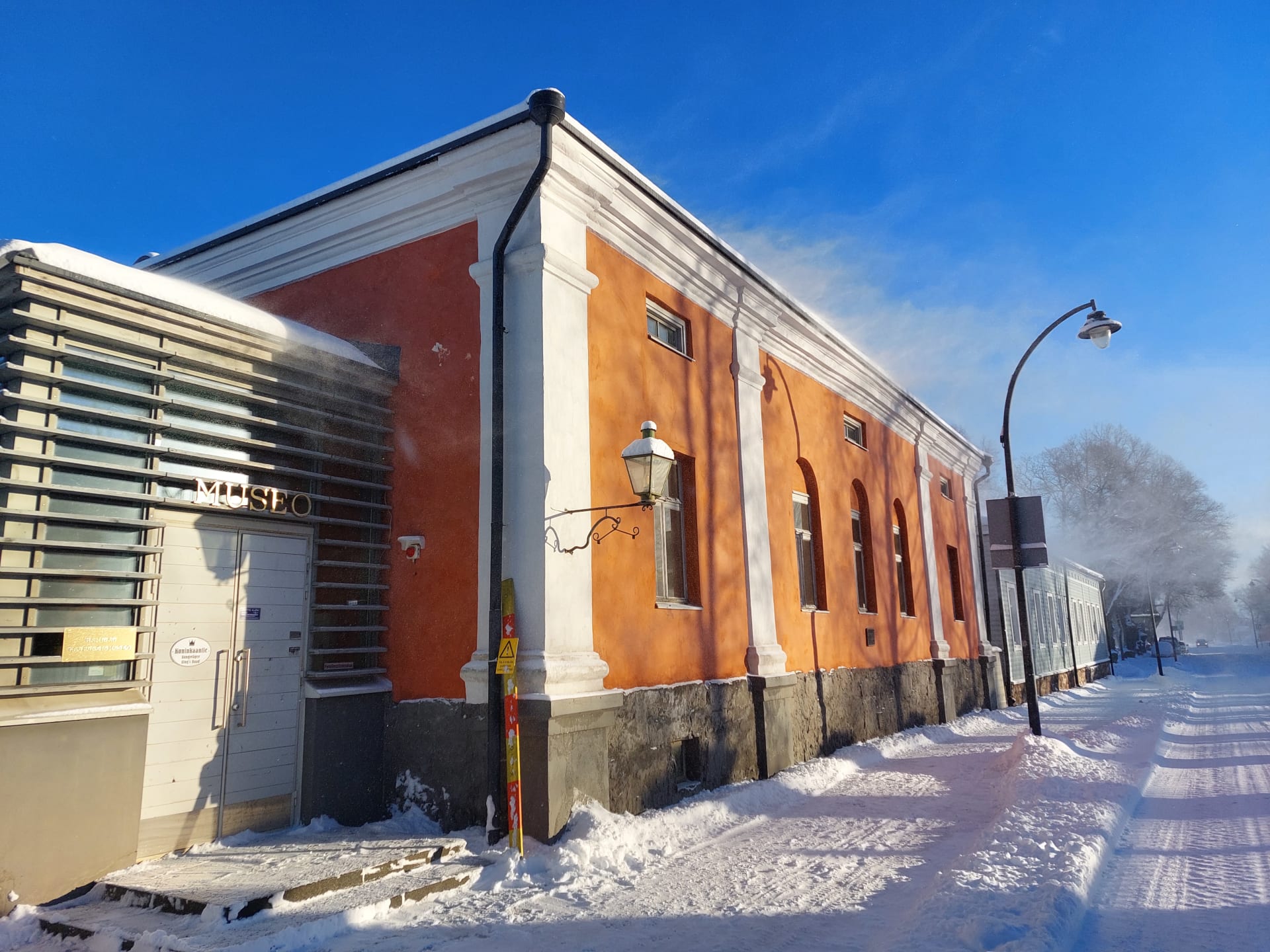 the facade of Hamina Town Museum in winter