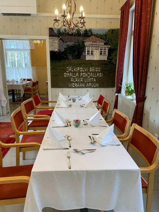 There are several rooms in which to enjoy your food, such as the bishop’s chamber and the vicar’s office. We can seat groups of up to 70 people.