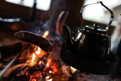 Nuotiolla. At the campfire.