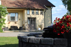 Keltainen puutalo suihkulähteen takana