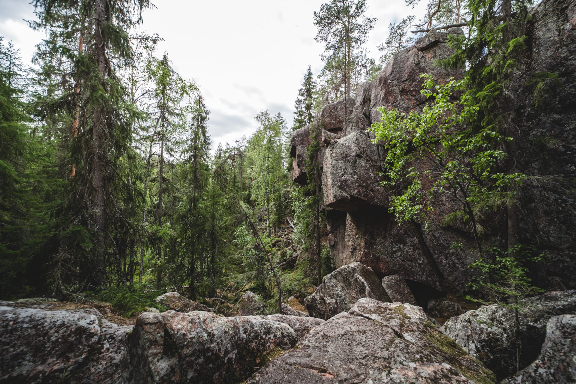 Vanhojen tarinoiden mukaan vainojen aikaan rotkoa olisi hyödynnetty pako- ja turvapaikkana sekä ryöstösaaliiden kätköpaikkana.