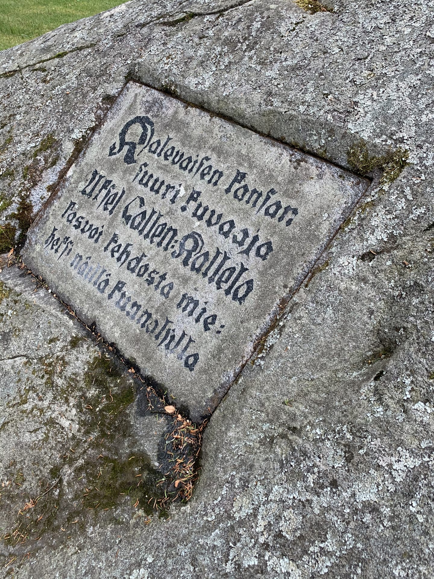 Akseli Gallen-Kallelan muistolaatta Jaatsin puistossa