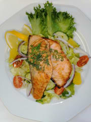 Salad with warm salmon