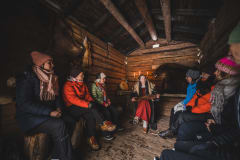 Ulla Hillebrandt esiintyy karhuaitassa