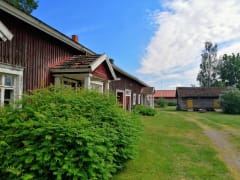 Juvan karjalaisten museon etupihaa.