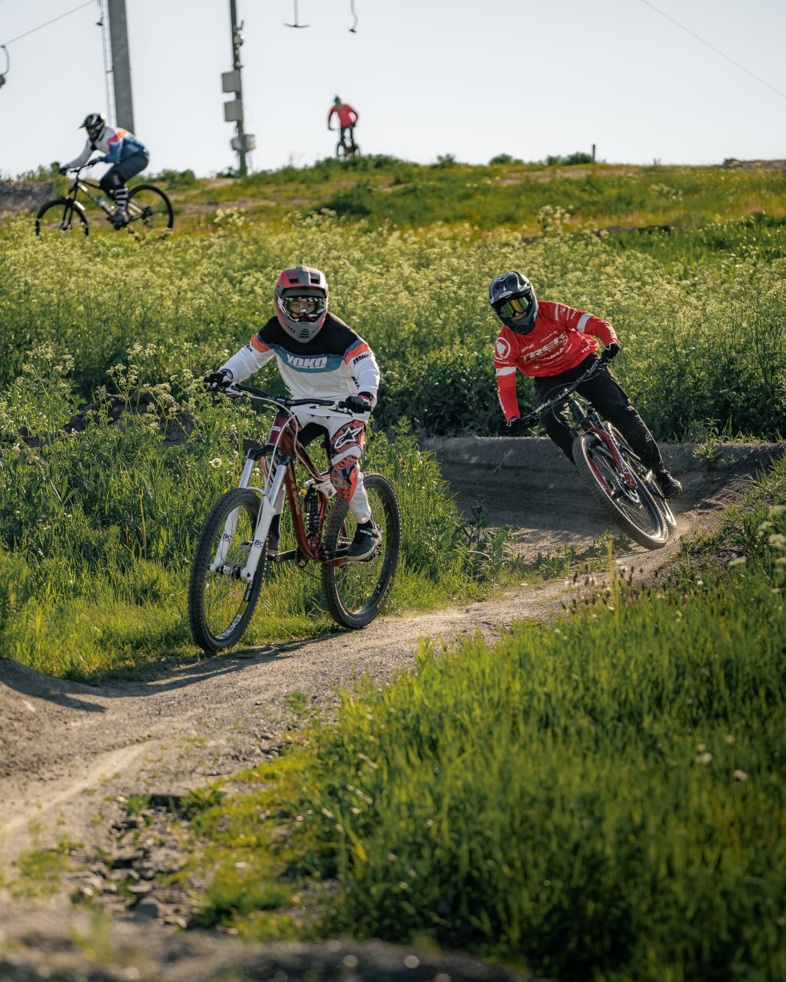 Kaksi alamäkipyöräilijää Rusko Bike Parkissa ajamassa helppoa reittiä alaspäin.