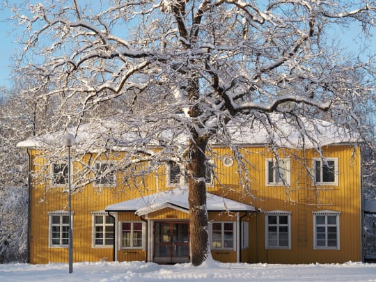 Länsi-Suomen opiston pihapiirissä on myös ruokalarakennus