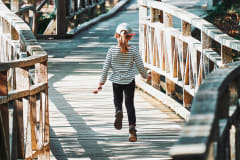 tyttö puisella sillalla