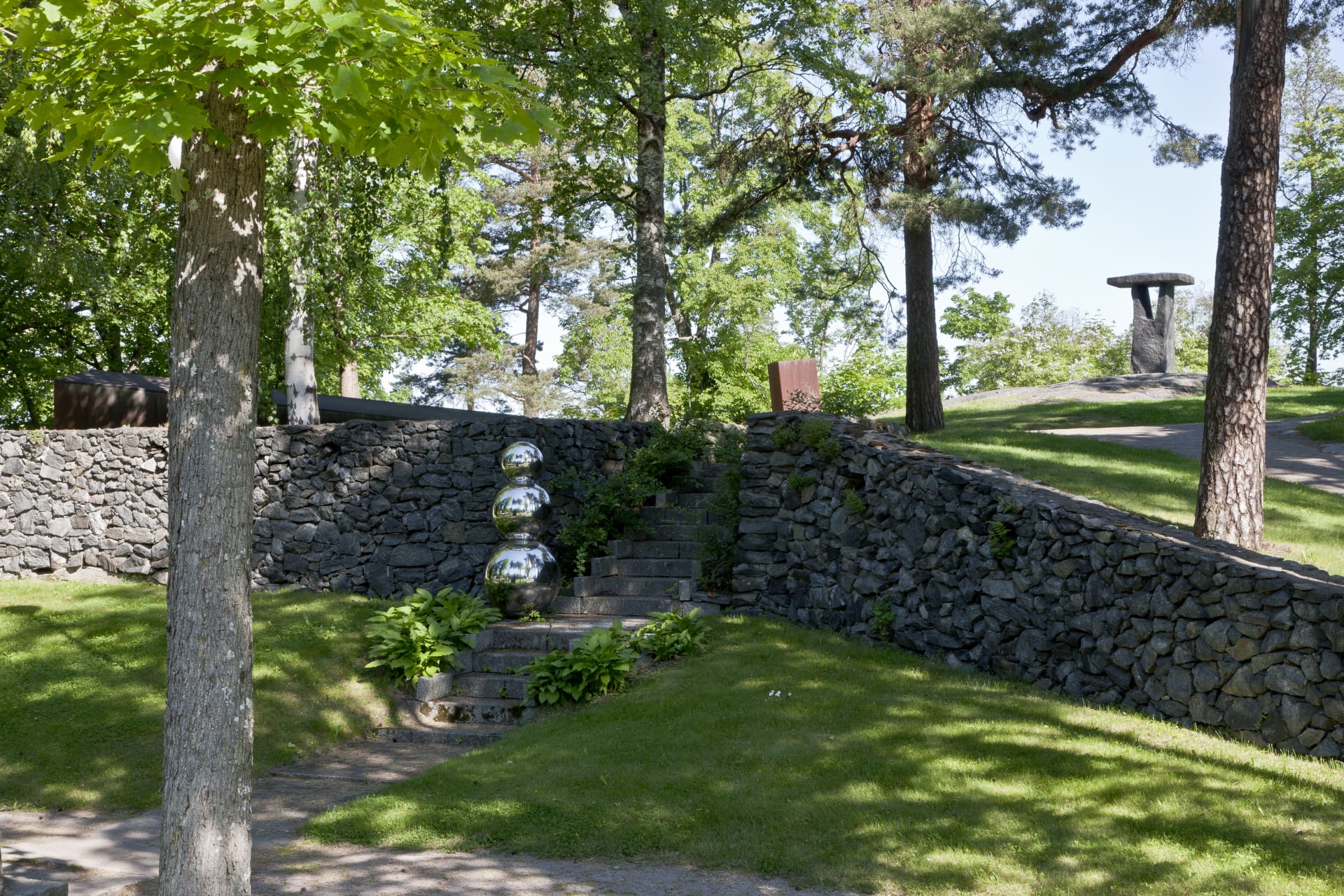 Sara Hildénin taidemuseota ympäröivä veistospuisto, graniittimuurin edessä OLO-ryhmän veistos Olo nro 45