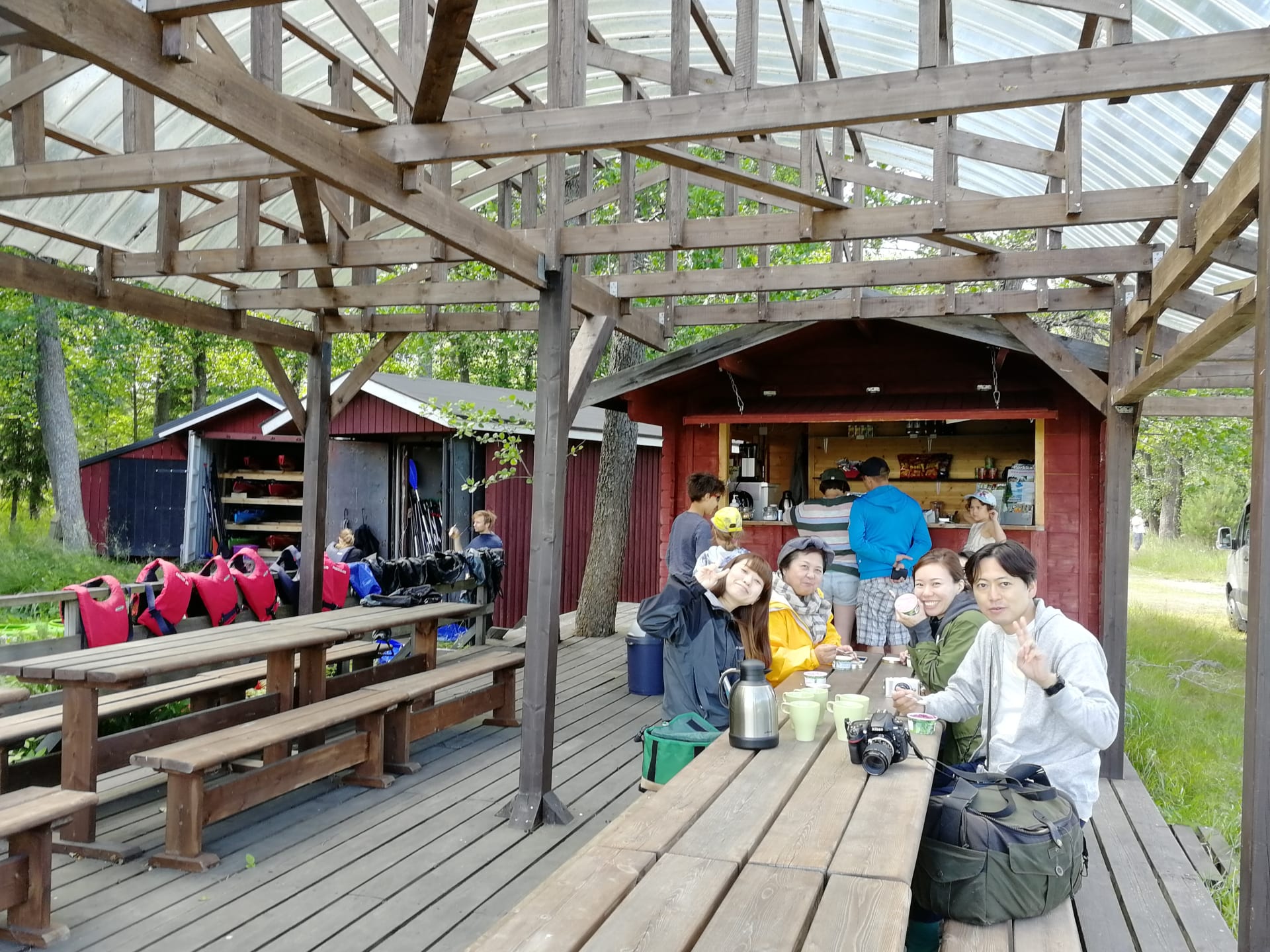 Njut av Sjundby glassen vid paddlings centrets cafe