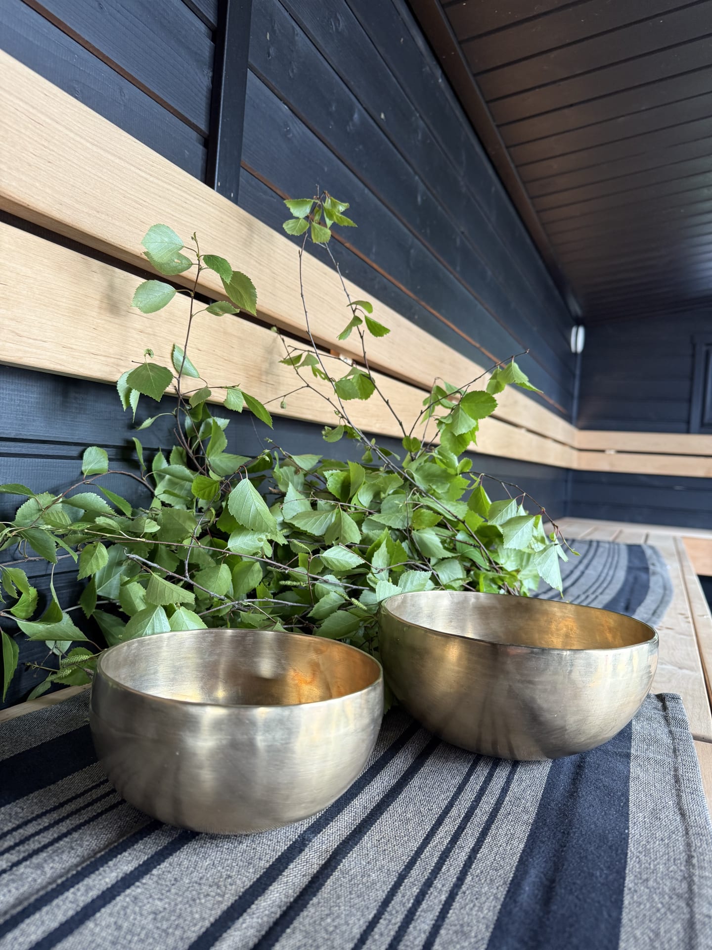 Vihta ja äänimaljarentoutusta saunassa