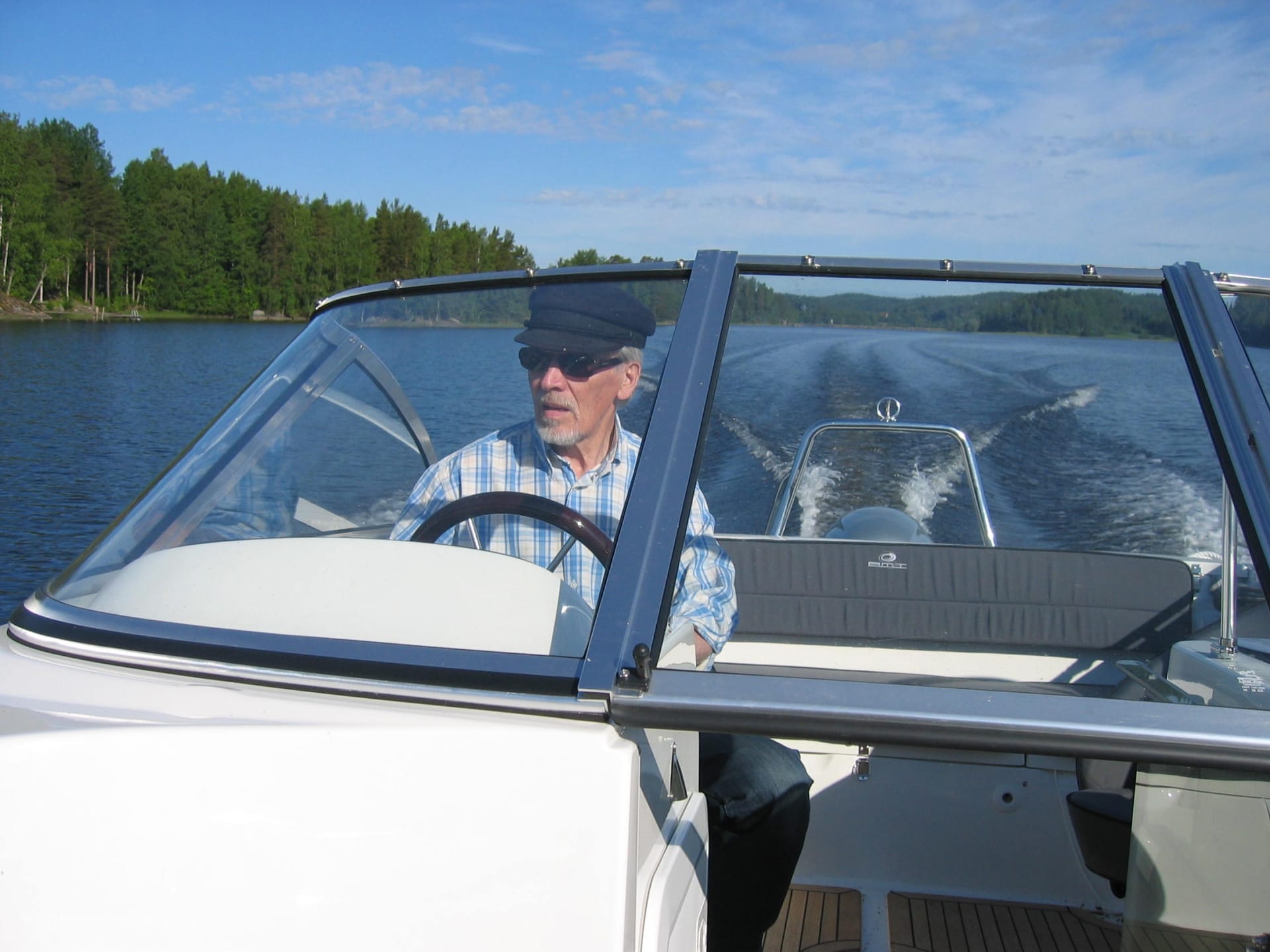 Safe trip on the lake Längelmävesi