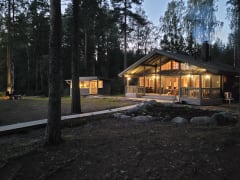 Huvila iltavalaisuksessa. A villa in evening lights.