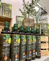 Happy Olive extra neitsytoliiviöljy.