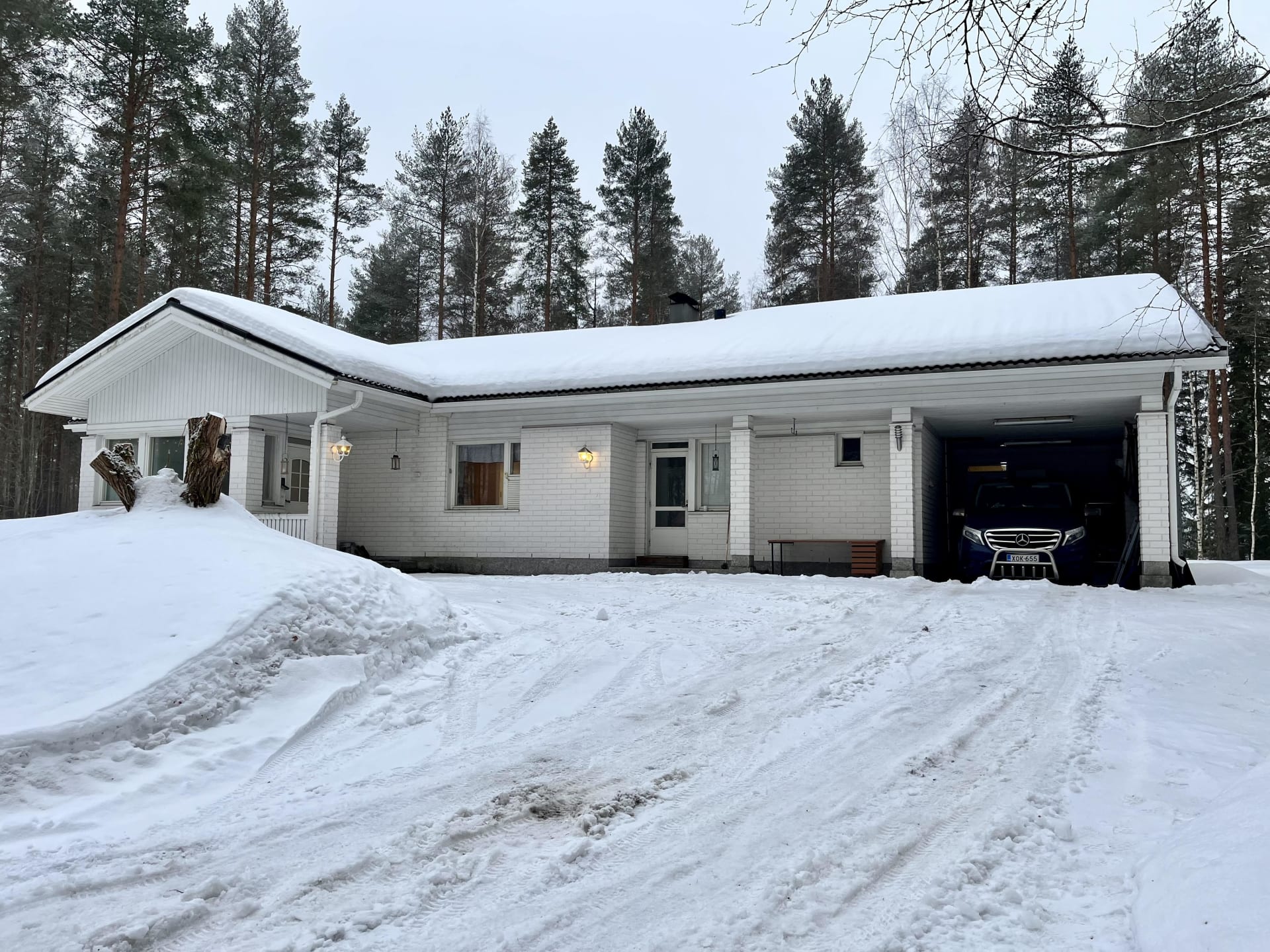 Villa Bakerys exterior in winter.