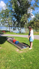 Nainen pelaamassa minigolfia