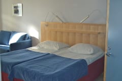 Huoneissa mukavat vuoteet. Rooms have comfortable beds.