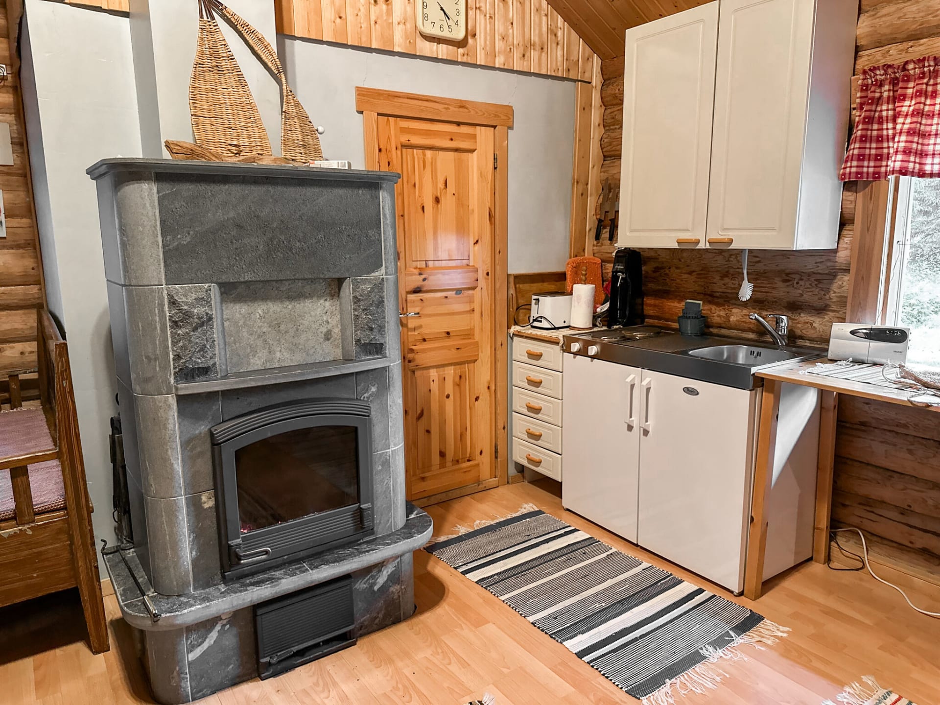 Kytötupa fireplace and kitchen area.