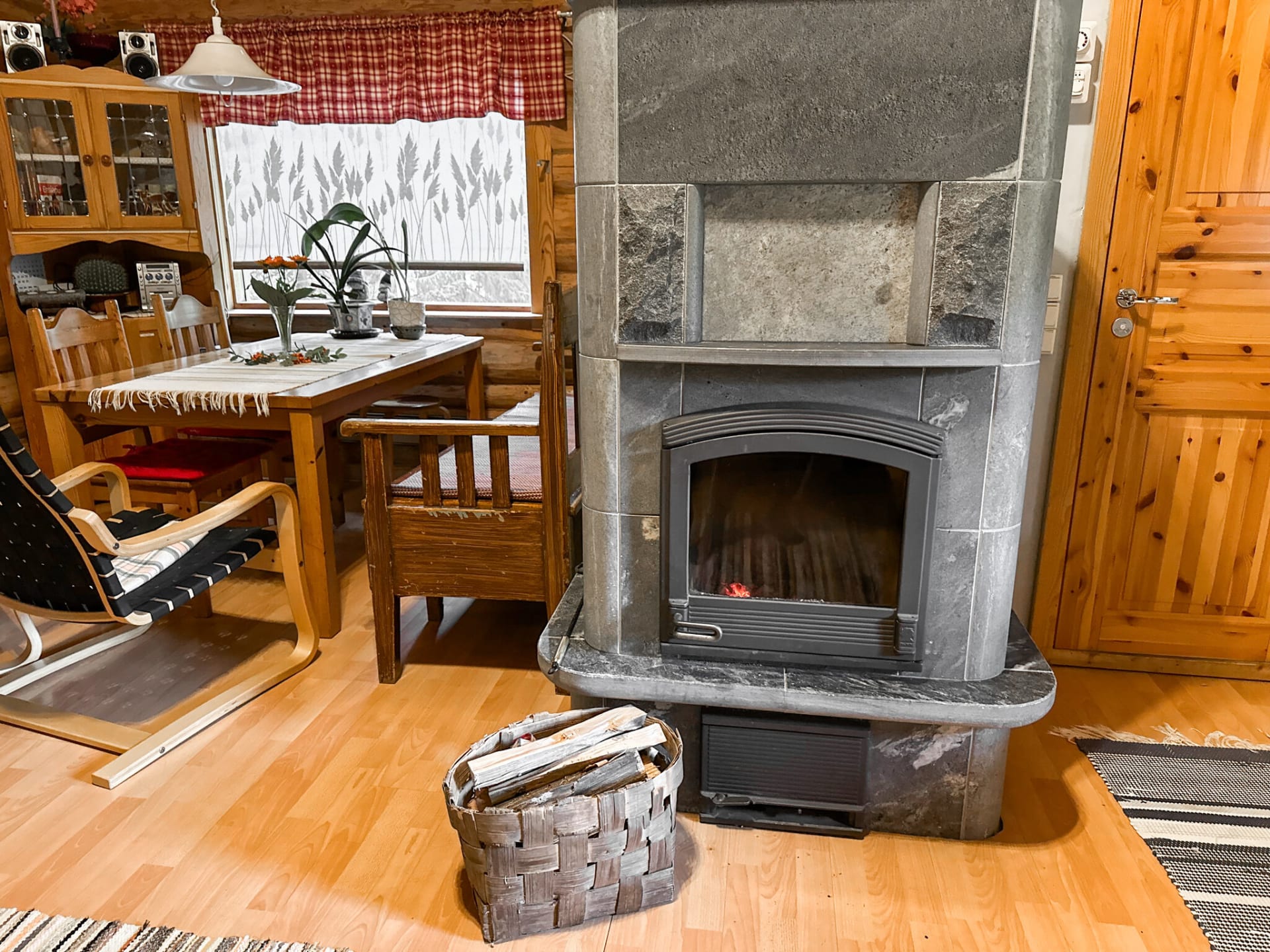 Kytötupa, fireplace and dining area.