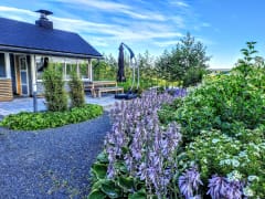 Grillirakennus kukkaistutukset