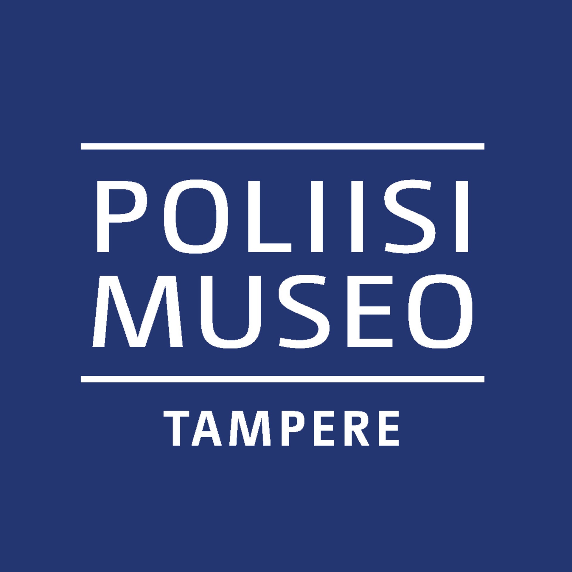 Poliisimuseon logo. Sininen tausta, valkoinen teksti jossa lukee 