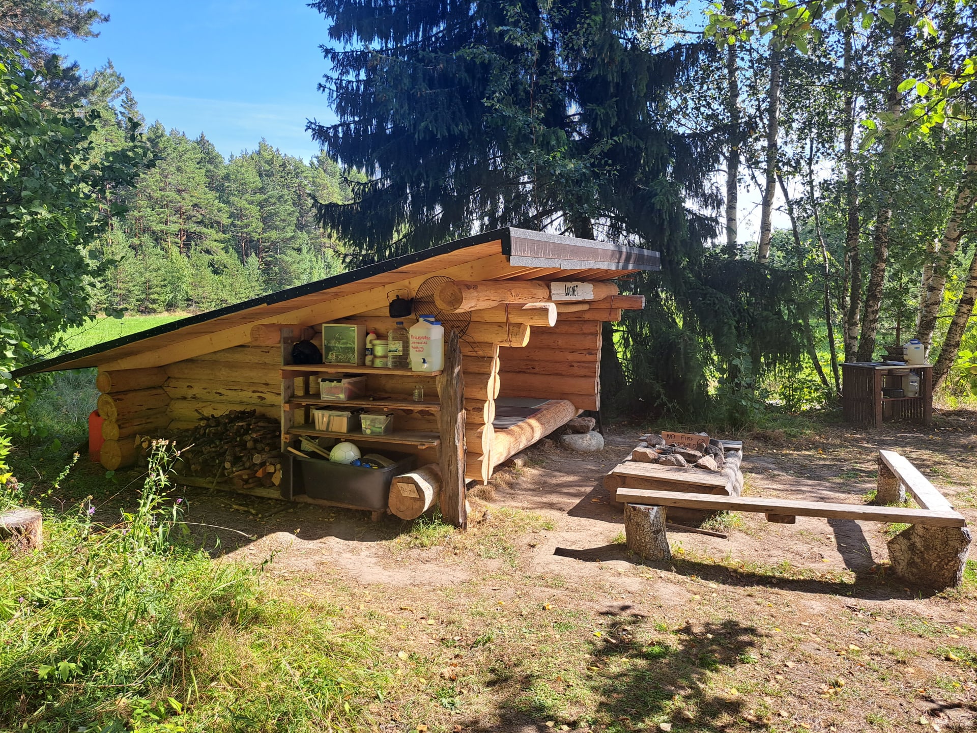 Lean-to shelter