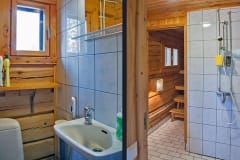 Mökin pesutilat ja näkymä saunaan