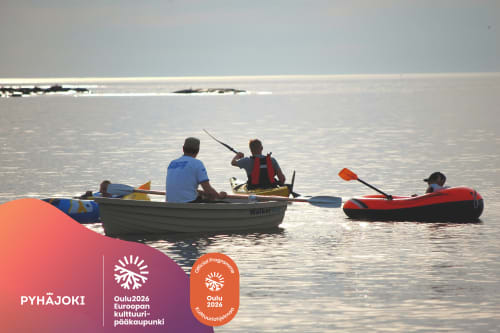 vesillä soutuveneellä ja kahdella kajakilla