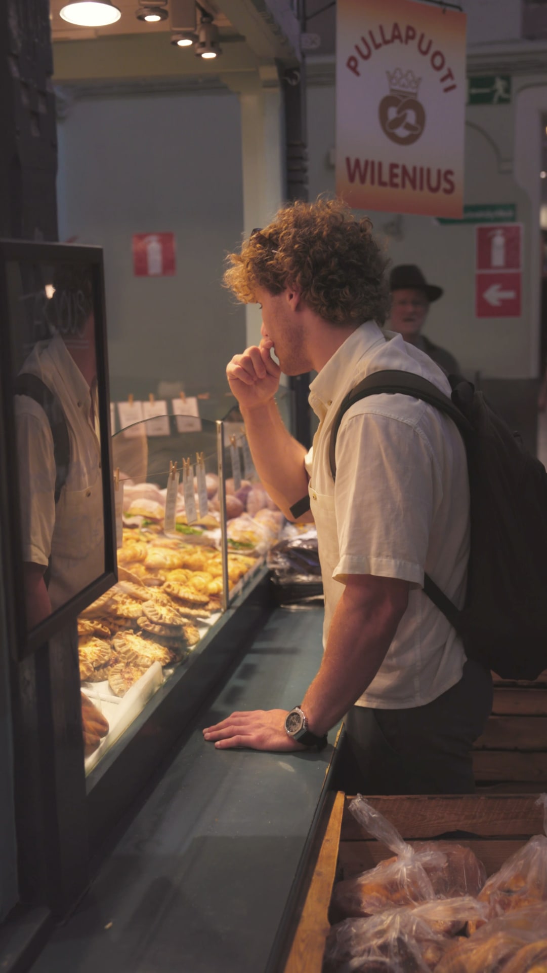 Miespuolinen henkilö tilaamassa ruokaa