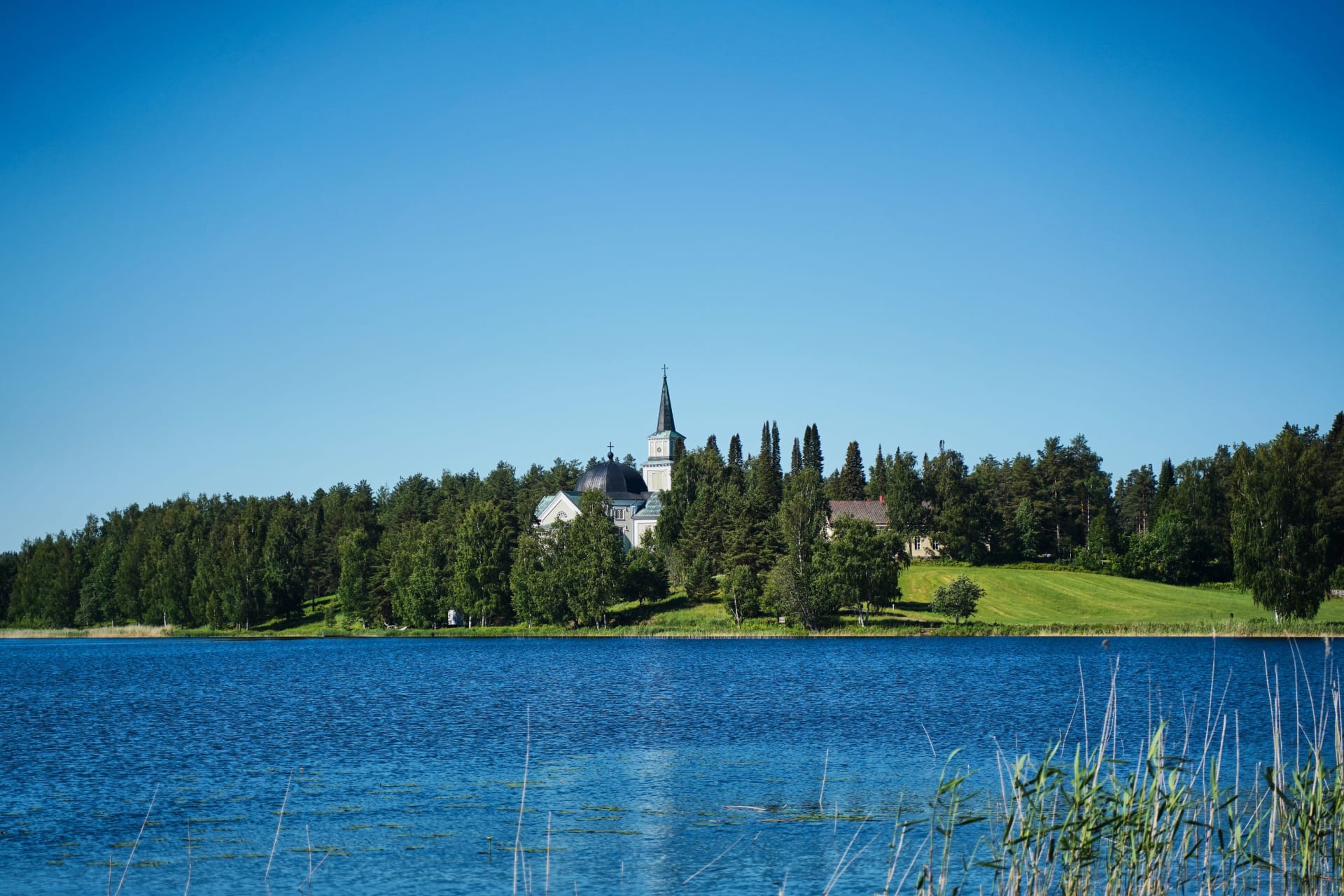 Ruokolahden kirkonmäki Pappilanlahdelta kuvattuna