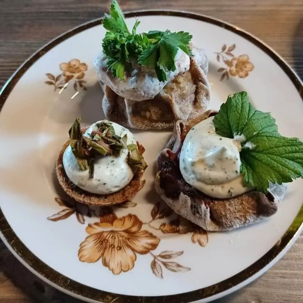 Local bread appetisers on a plate in Heikkilän Pirtti