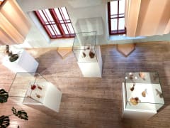 Näyttelytilan vitriineissä esillä Jere Raappanan puuveistoksia kesäkuussa 2024.