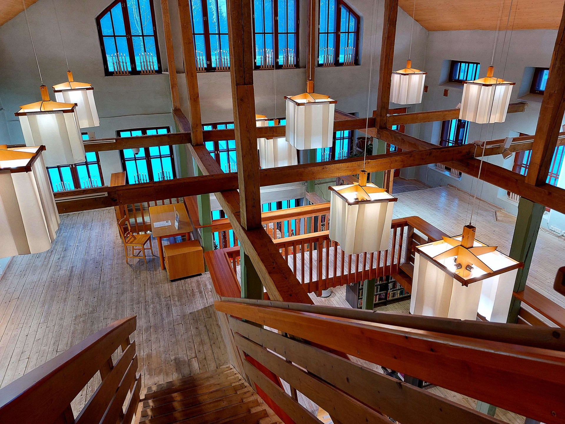 Näyttelytila ylhäältä päin kuvattuna. Näyttelytila ylhäältä päin kuvattuna.