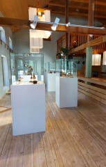 Näyttelytilan vitriineissä esillä Jere Raappanan puuveistoksia kesäkuussa 2024.