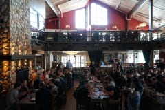 Huipun yläkerran näkymä alakerran tiloihin.